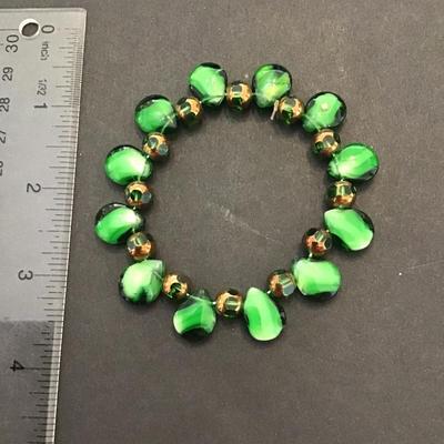 Beautiful vintage Green glass beaded stretch bracelet