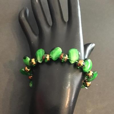 Beautiful vintage Green glass beaded stretch bracelet