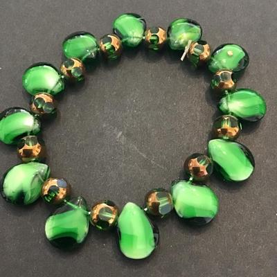 Beautiful vintage Green glass beaded stretch bracelet