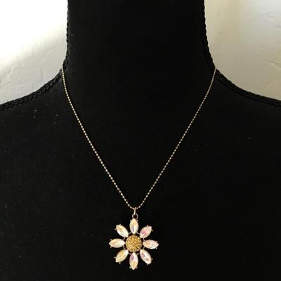 Beautiful vintage, Betsey Johnson, crystal rhinestone daisy Flower necklace.