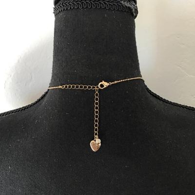 Beautiful vintage, Betsey Johnson, crystal rhinestone daisy Flower necklace.