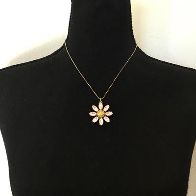 Beautiful vintage, Betsey Johnson, crystal rhinestone daisy Flower necklace.