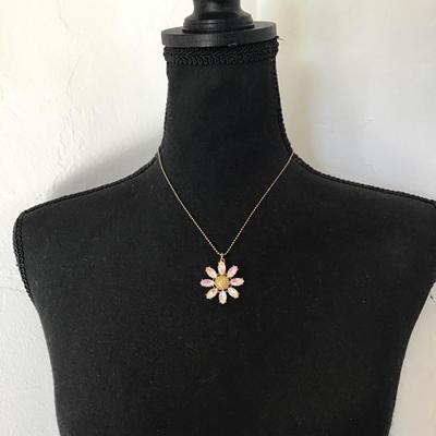 Beautiful vintage, Betsey Johnson, crystal rhinestone daisy Flower necklace.