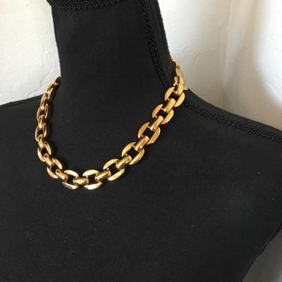 Beautiful vintage, gold tone, chain link, statement collar necklace. Excellent condition.