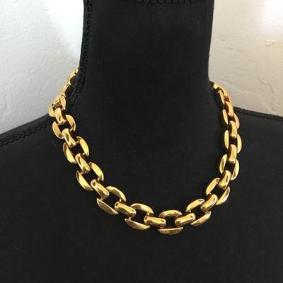 Beautiful vintage, gold tone, chain link, statement collar necklace. Excellent condition.