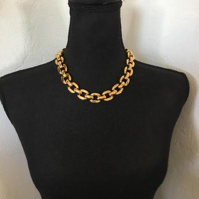 Beautiful vintage, gold tone, chain link, statement collar necklace. Excellent condition.