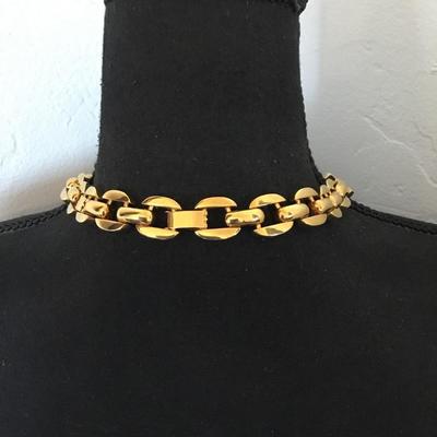Beautiful vintage, gold tone, chain link, statement collar necklace. Excellent condition.