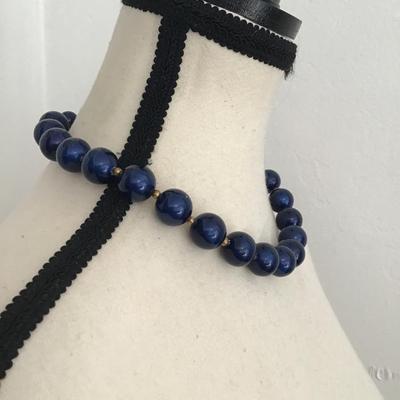 Beautiful, Vintage Faux blue beaded choker necklace