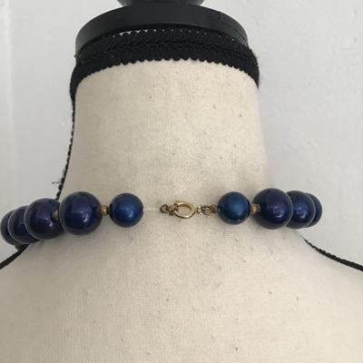 Beautiful, Vintage Faux blue beaded choker necklace