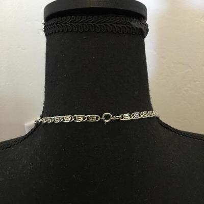 Long vintage, Silvertone pinwheel chain necklace excellent condition