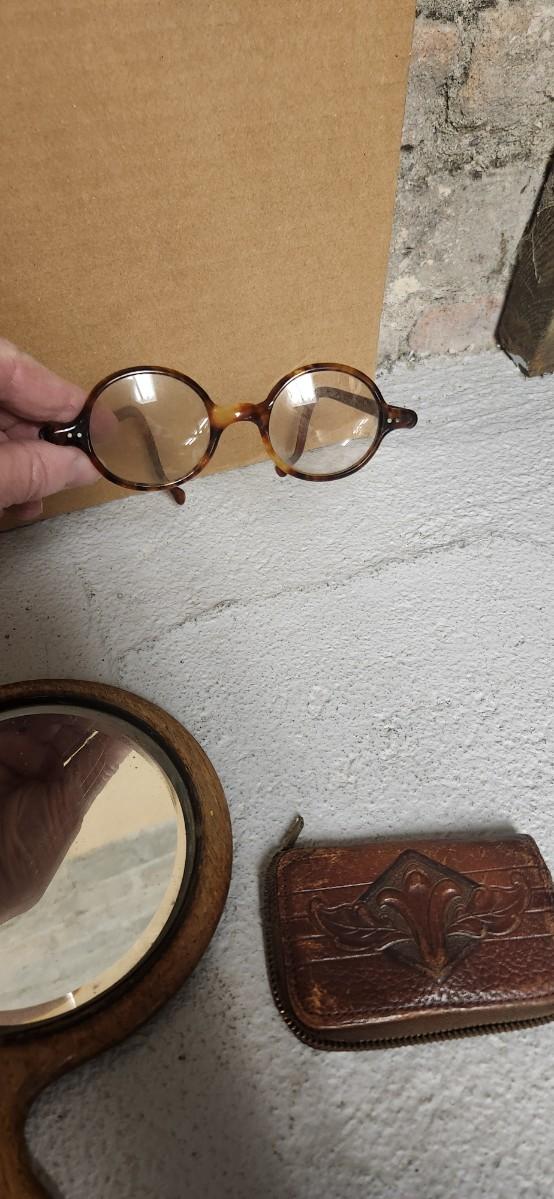 Sale Photo Thumbnail #161: Antique glasses, razors, curling iron, mirror....one of those razors have ivory on one side and what looks like tusk (?) on the other.
