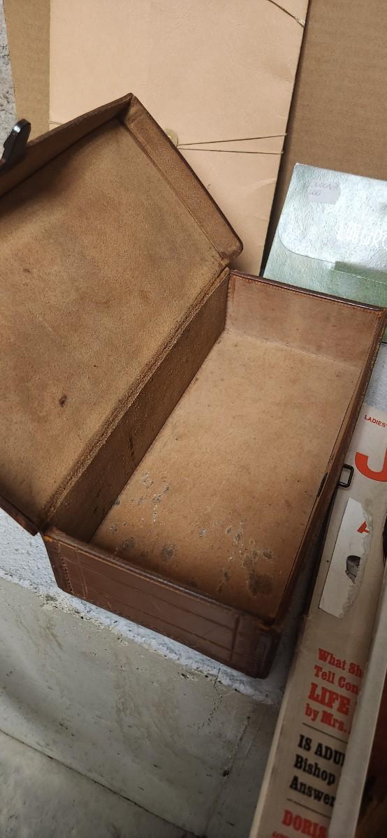 Sale Photo Thumbnail #169: Neat old leather box, old readers digest and magazines etc