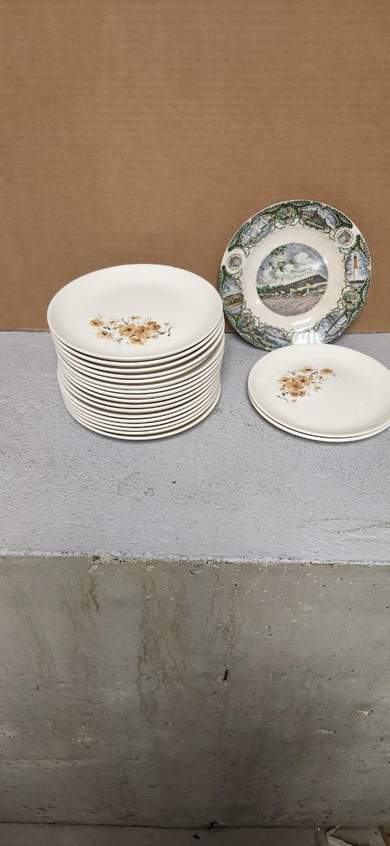 Sale Photo Thumbnail #174: Quite a few vintage dessert plates