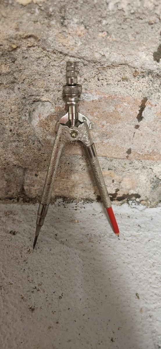 Sale Photo Thumbnail #240: Fountain pens and a protractor. Yes, I has to look up what it was called. Oof!