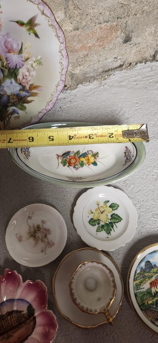 Sale Photo Thumbnail #268: Assortment of china/porcelain plates and bowls.