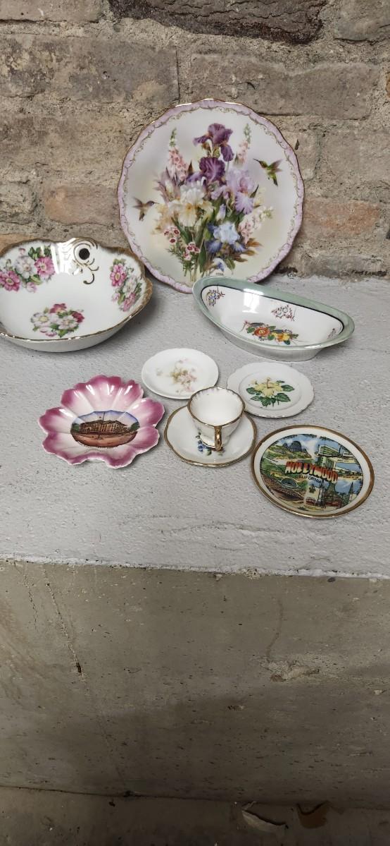 Sale Photo Thumbnail #265: Assortment of china/porcelain plates and bowls.