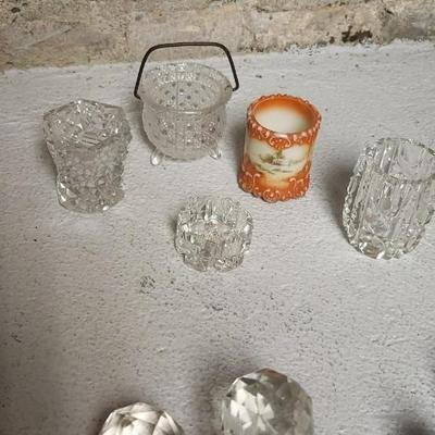 Toothpicks, knife rests, shakers