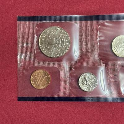 SET OF 6 SACAWAGEA DOLLAR COINS, 1999 UNCIRCULATED P-MINT QUARTERS AND COIN SET