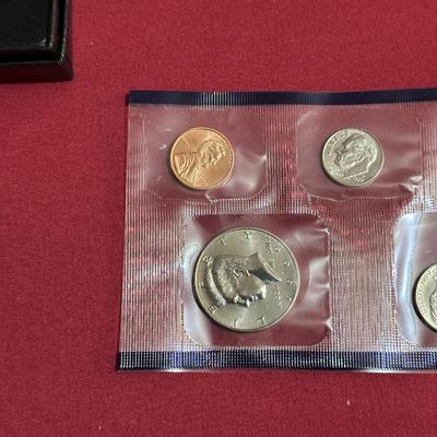 SET OF 6 SACAWAGEA DOLLAR COINS, 1999 UNCIRCULATED P-MINT QUARTERS AND COIN SET