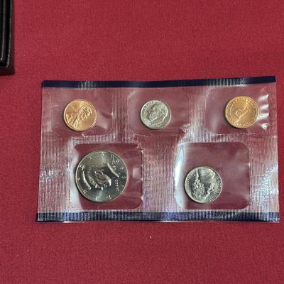SET OF 6 SACAWAGEA DOLLAR COINS, 1999 UNCIRCULATED P-MINT QUARTERS AND COIN SET