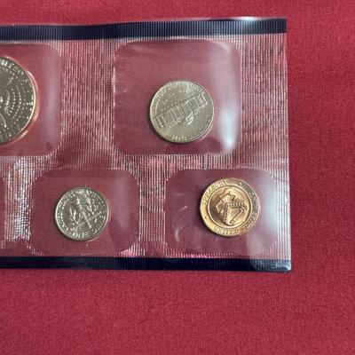 SET OF 6 SACAWAGEA DOLLAR COINS, 1999 UNCIRCULATED P-MINT QUARTERS AND COIN SET