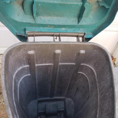 Rubbermaid, Toter, Metal Trash Cans and More (G-KD)