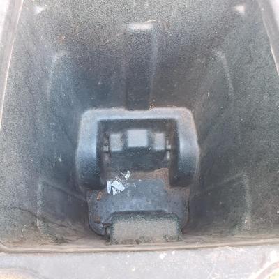 Rubbermaid, Toter, Metal Trash Cans and More (G-KD)