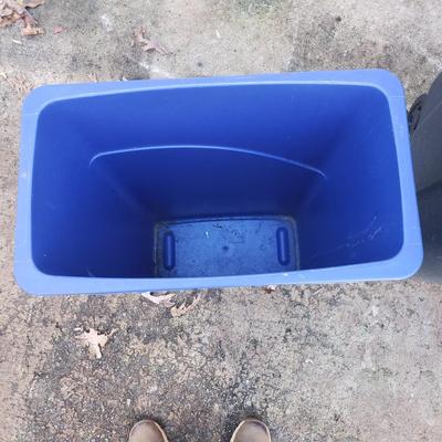 Rubbermaid, Toter, Metal Trash Cans and More (G-KD)