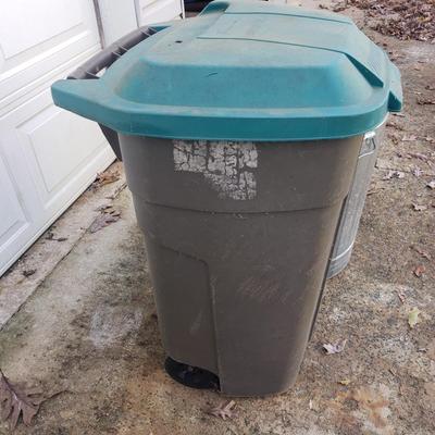 Rubbermaid, Toter, Metal Trash Cans and More (G-KD)
