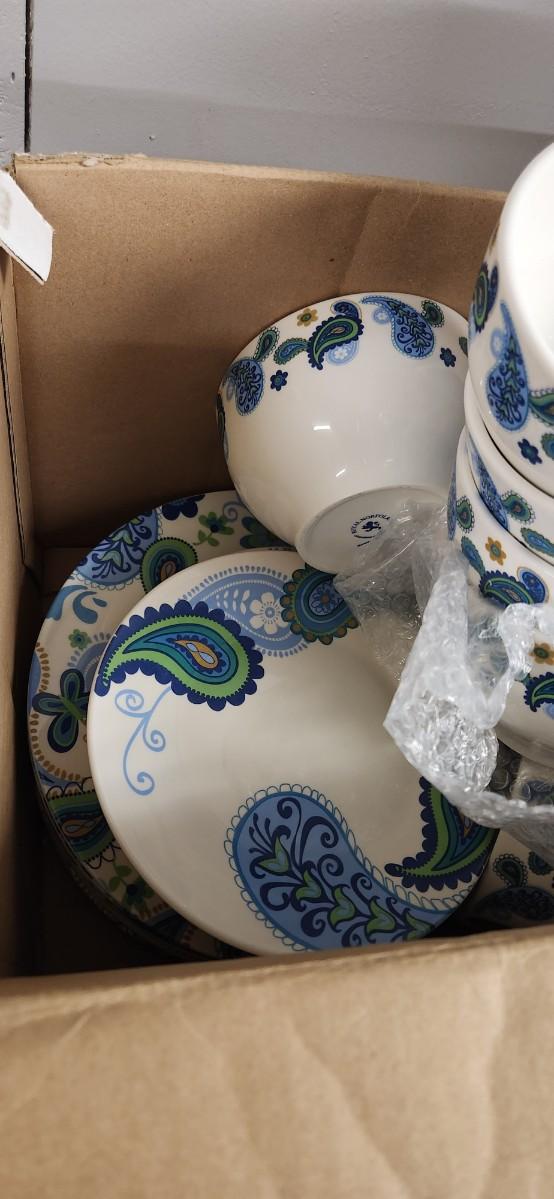 Sale Photo Thumbnail #321: 8 dinner plates, 8 lunch plates and 8 bowls