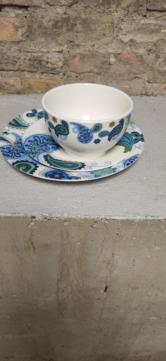 Sale Photo Thumbnail #322: 8 dinner plates, 8 lunch plates and 8 bowls