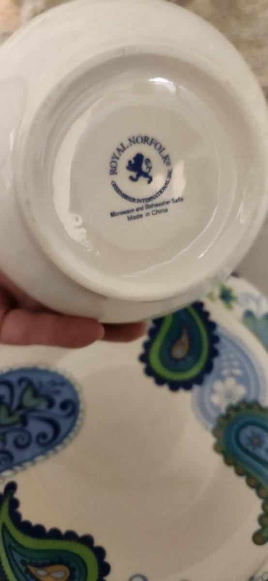 Sale Photo Thumbnail #323: 8 dinner plates, 8 lunch plates and 8 bowls