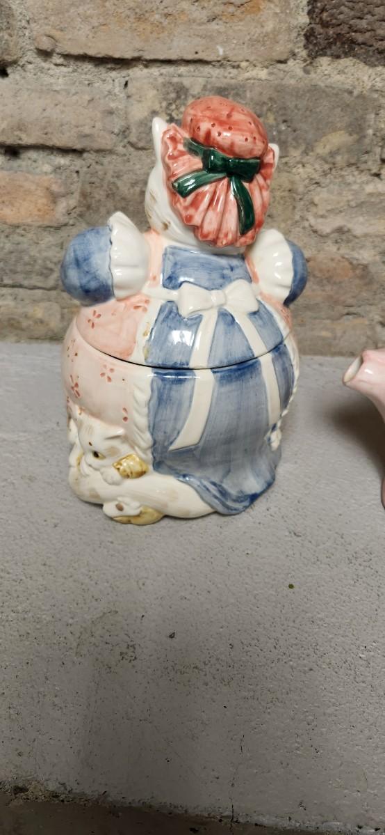 Sale Photo Thumbnail #380: Fitz and Floyd cat Cookie jar and an unmarked teapot. Notice the small chip on the bottom of the spout