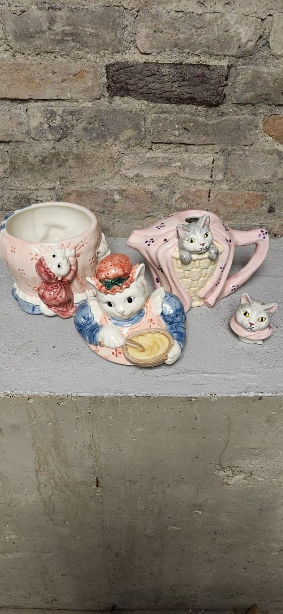 Sale Photo Thumbnail #377: Fitz and Floyd cat Cookie jar and an unmarked teapot. Notice the small chip on the bottom of the spout