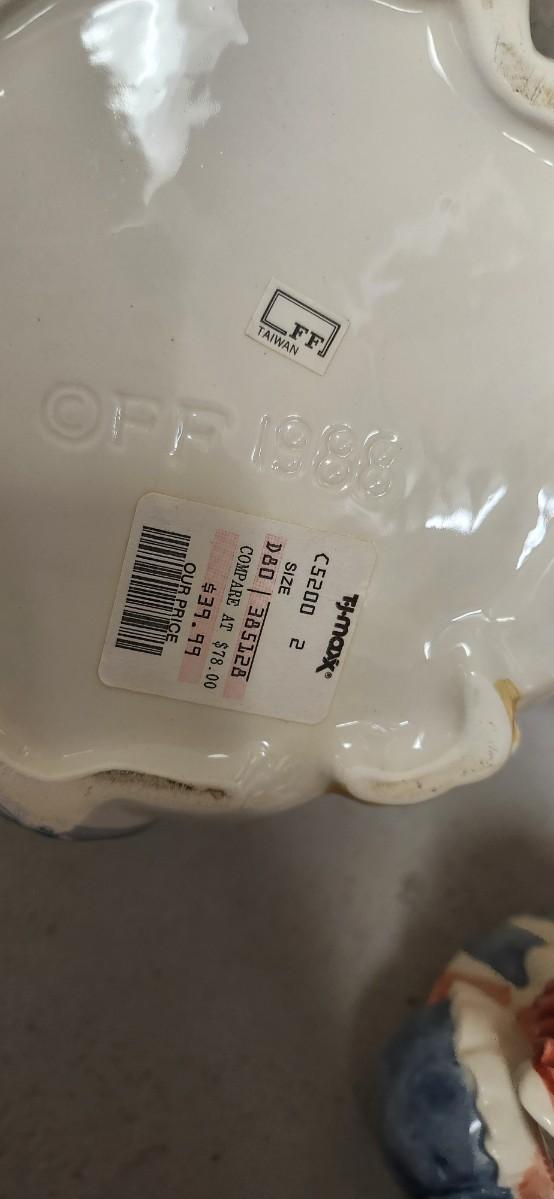 Sale Photo Thumbnail #378: Fitz and Floyd cat Cookie jar and an unmarked teapot. Notice the small chip on the bottom of the spout