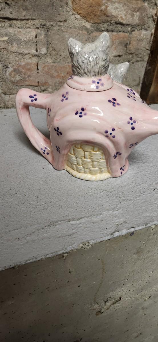 Sale Photo Thumbnail #383: Fitz and Floyd cat Cookie jar and an unmarked teapot. Notice the small chip on the bottom of the spout