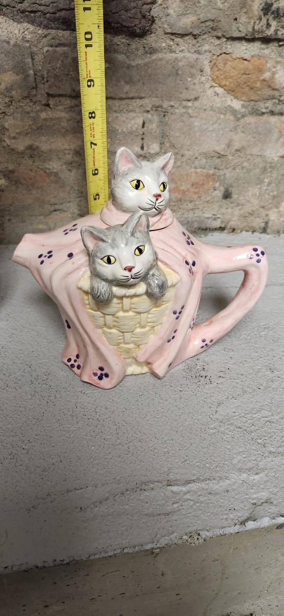 Sale Photo Thumbnail #382: Fitz and Floyd cat Cookie jar and an unmarked teapot. Notice the small chip on the bottom of the spout