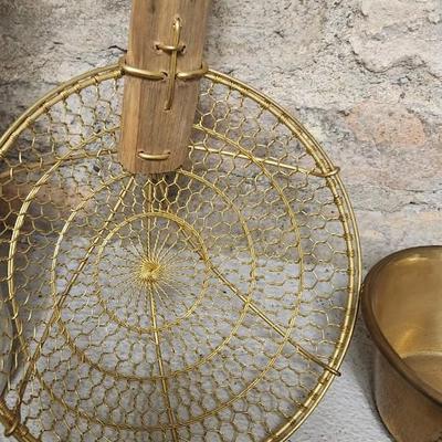 Golden forks, huge spider and more