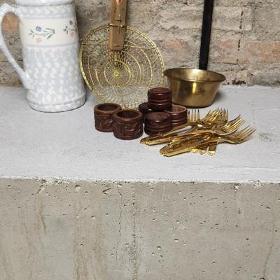 Golden forks, huge spider and more