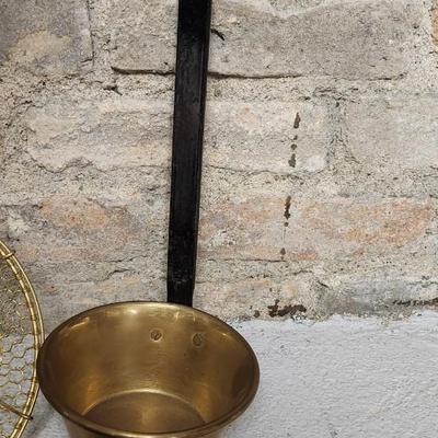 Golden forks, huge spider and more