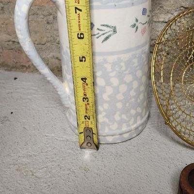 Golden forks, huge spider and more