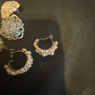 VINTAGE CLIP ON EARRINGS