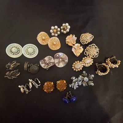 VINTAGE CLIP ON EARRINGS