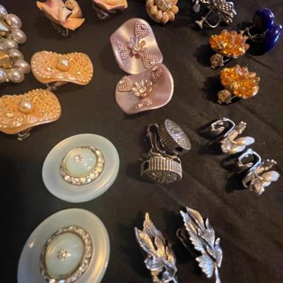 VINTAGE CLIP ON EARRINGS