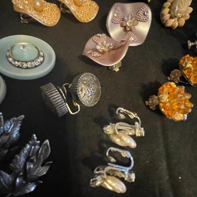 VINTAGE CLIP ON EARRINGS