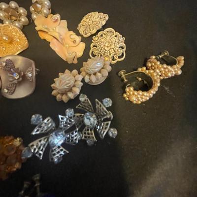 VINTAGE CLIP ON EARRINGS