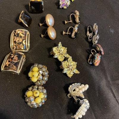 VINTAGE CLIP ON EARRINGS