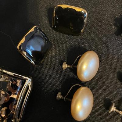 VINTAGE CLIP ON EARRINGS