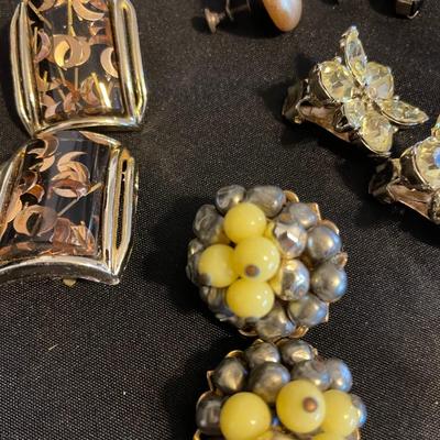 VINTAGE CLIP ON EARRINGS