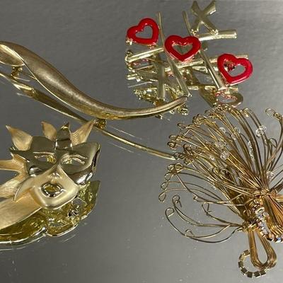4 Vintage gold tone brooches